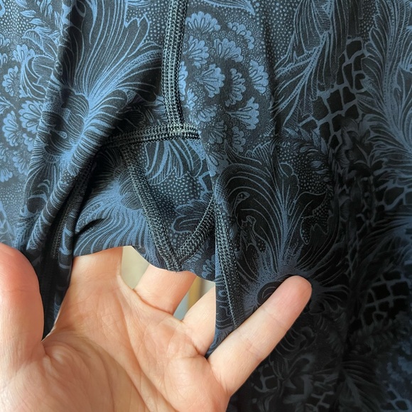 Lululemon Wunder Under Crop (Hi-Rise) (Full-On Luxtreme 21")
Blue Black (4) - Picture 8 of 10